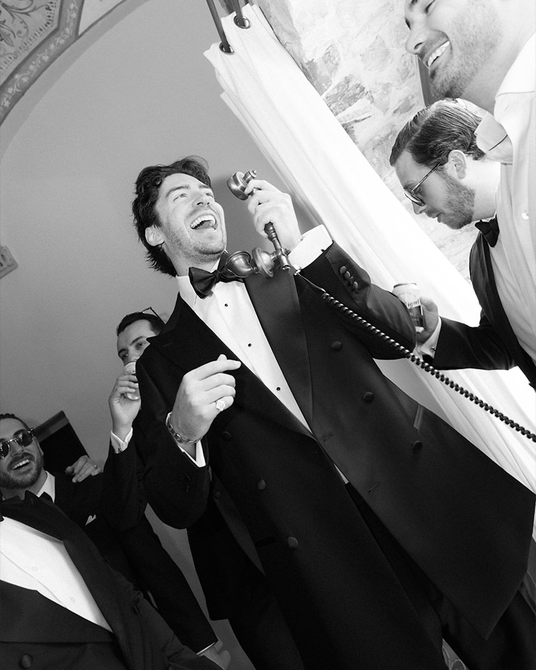 Groomsman singing on the dance floor at Mas Torroella, in black and white