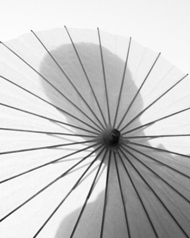 Anaïs's silhouette through a paper parasol